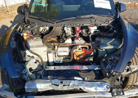 2024 Tesla Model Y Long Range Dual Motor All-Wheel Drive z USA, uszkodzony, nr VIN 7SAYGDEE5RA317488